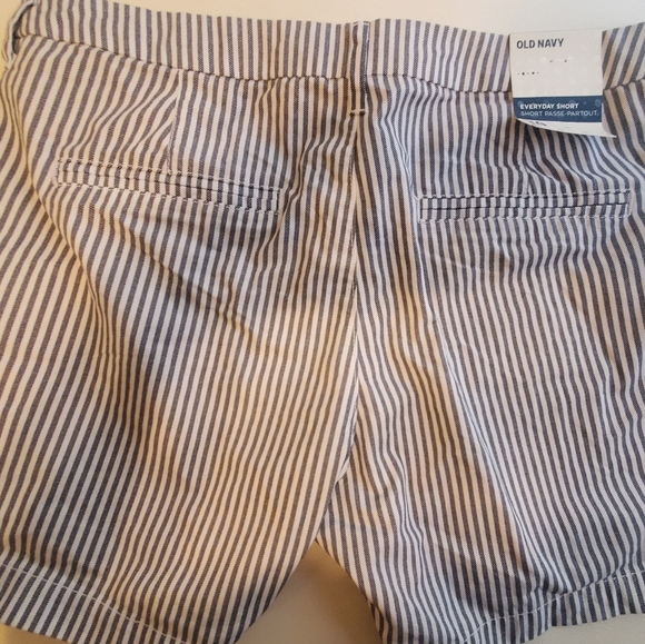 Old navy stripped shorts - Picture 2 of 3